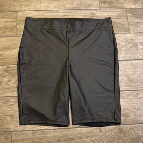 Torrid Women's Faux Leather Shorts size 2 (12/14) NWOT - Picture 1 of 2